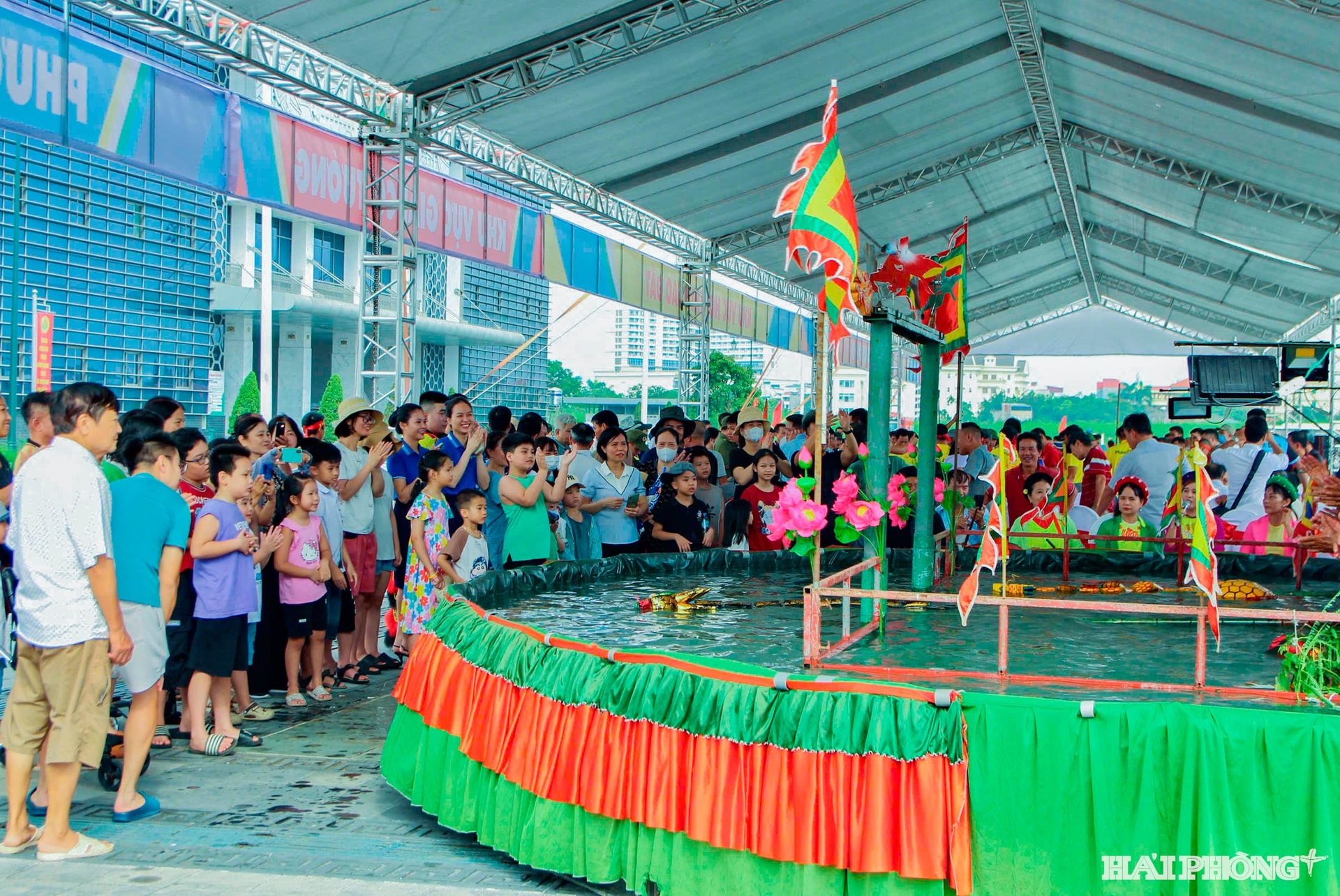Phường rối nước Thanh Hải thu hút đông người xem với các tích trò hấp dẫn như: vua Lê Lợi trả gươm, Tễu giáo đầu, rồng đốt lá đề, đi cấy, đi cày... Phường sẽ tiếp tục biểu diễn vào tối 26 và 27/7 
