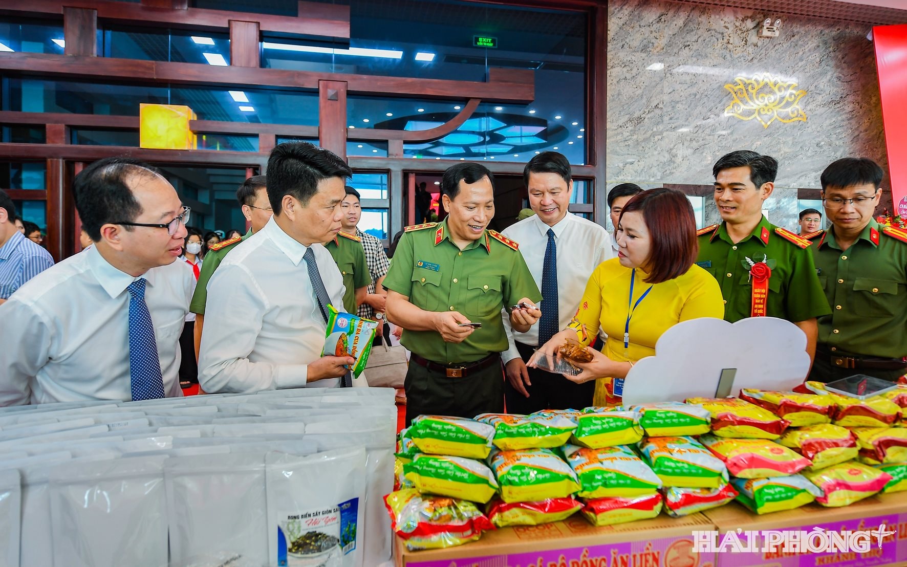 Tại Trung tâm Văn hóa Xứ Đông vào sáng 26/7, đồng chí Chủ tịch UBND TP Hải Phòng Lê Ngọc Châu và Thượng tướng Lê Văn Tuyến, Thứ trưởng Công an tham quan gian hàng trưng bày sản phẩm OCOP 