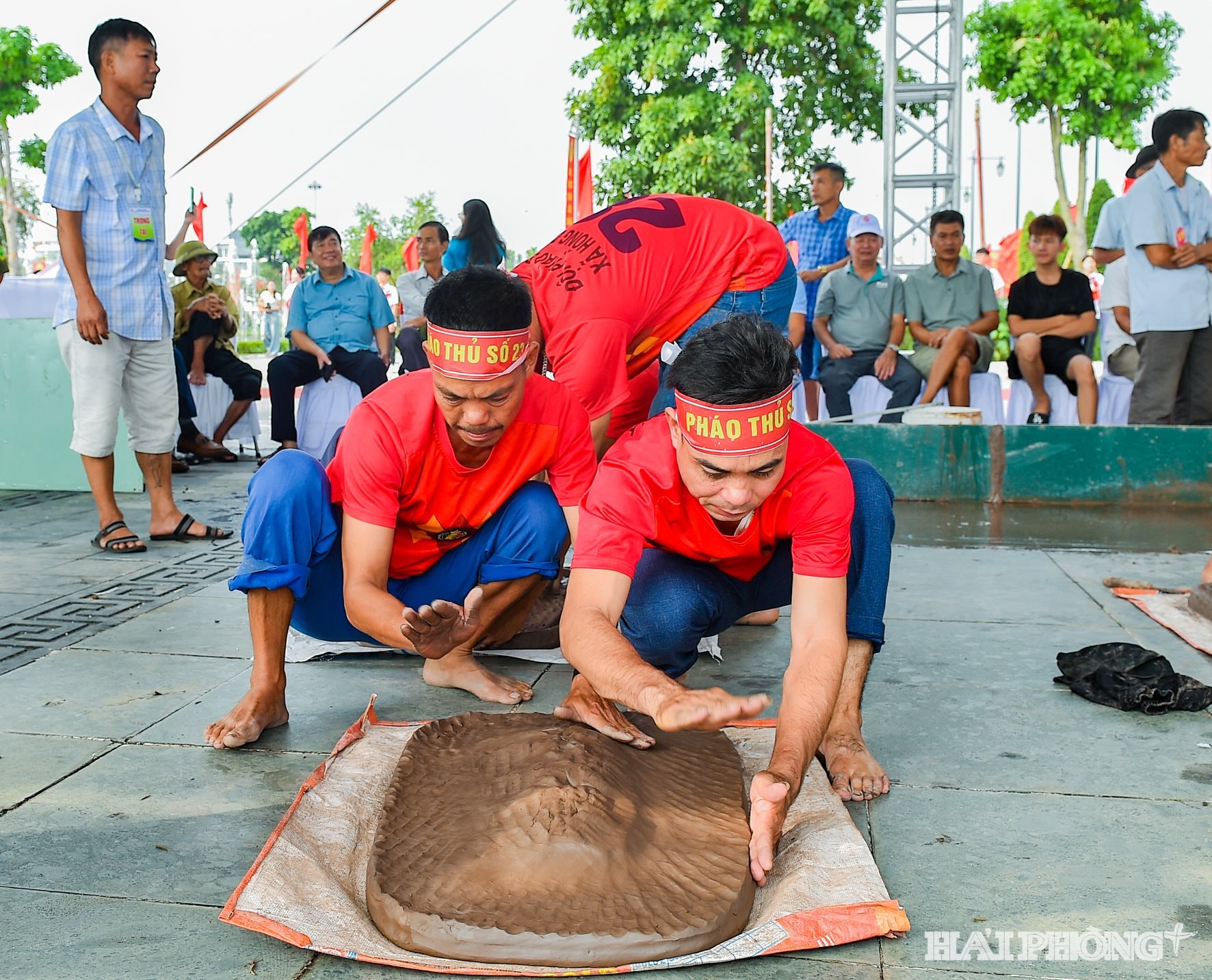 Môn pháo đất thu hút đông người xem. Những tiếng pháo nổ vang tạo nên không khí vui tươi, phấn khởi của ngày hội