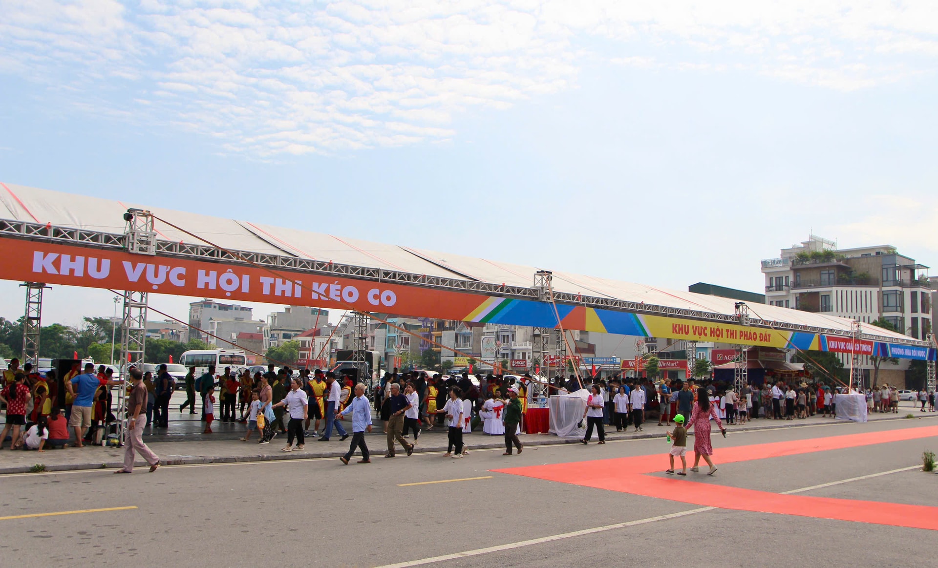 Theo Trung tâm Văn hóa, Thể thao và Truyền thông phường Lê Thanh Nghị, tại phố đi bộ, chợ đêm Bạch Đằng vào tối 26 và 27/7 sẽ tổ chức nhiều hoạt động biểu diễn giao lưu dân vũ, võ, các nhóm nhảy... để chào mừng Ngày hội toàn dân bảo vệ an ninh Tổ quốc phường