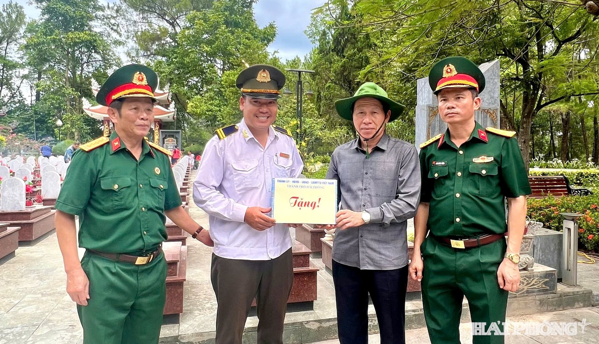 Đồng chí Bí thư Thành uỷ Lê Tiến Châu tặng quà Ban Quản lý nghĩa trang liệt sĩ quốc gia Trường Sơn