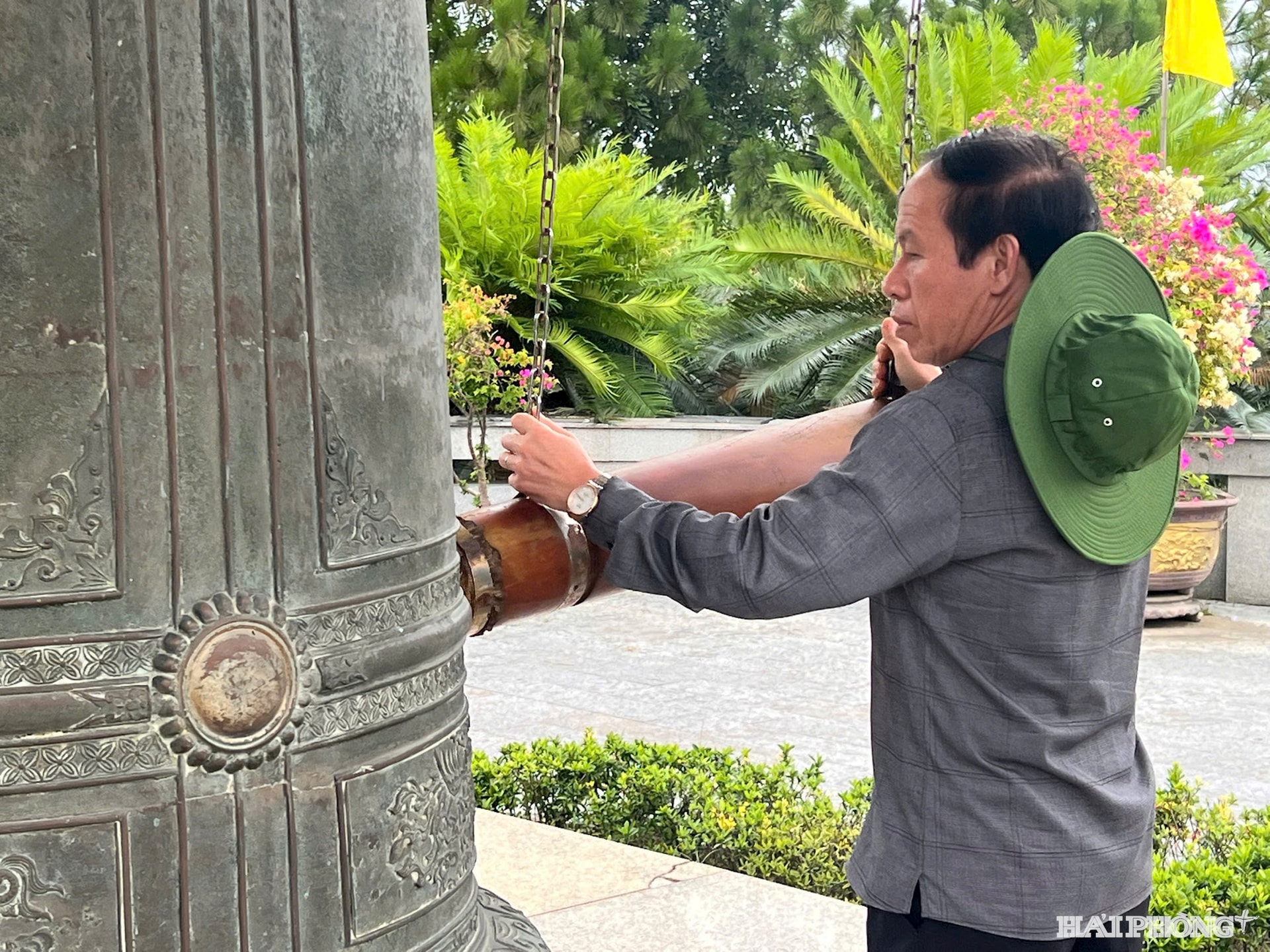 Đồng chí Bí thư Thành uỷ thỉnh chuông tại Nghĩa trang liệt sĩ quốc gia đường 9