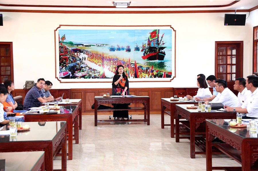 Ảnh trang 2: Đồng chí Giám đốc Sở Văn hóa, Thể thao và Du lịch Trần Thị Hoàng Mai chủ trì hội nghị triển khai công tác chuẩn bị Lễ hội mùa thu Côn Sơn - Kiếp Bạc năm 2025. Ảnh: ĐỖ HIỀN
