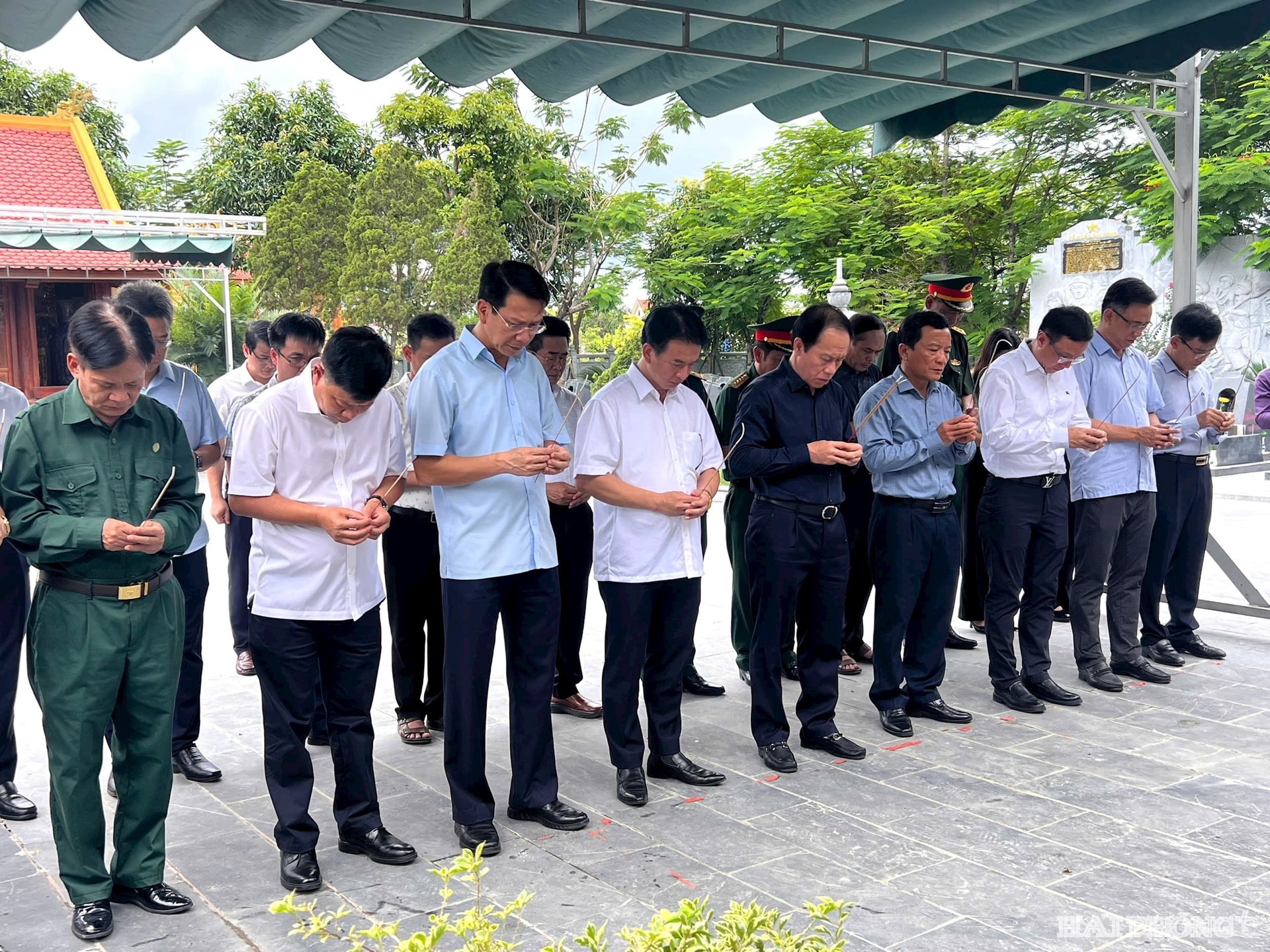Đoàn công tác của thành phố Hải Phòng do đồng chí Lê Tiến Châu, Ủy viên Trung ương Đảng, Bí thư Thành uỷ, Trưởng Đoàn đại biểu Quốc hội thành phố Hải Phòng làm trưởng đoàn đến dâng hương tại Nghĩa trang liệt sĩ Cầu Nhe (tỉnh Hà Tĩnh)