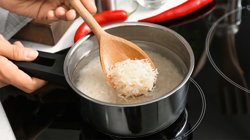 Nên nấu cơm bằng nước nóng hay nước lạnh? (Ảnh: Mashed)