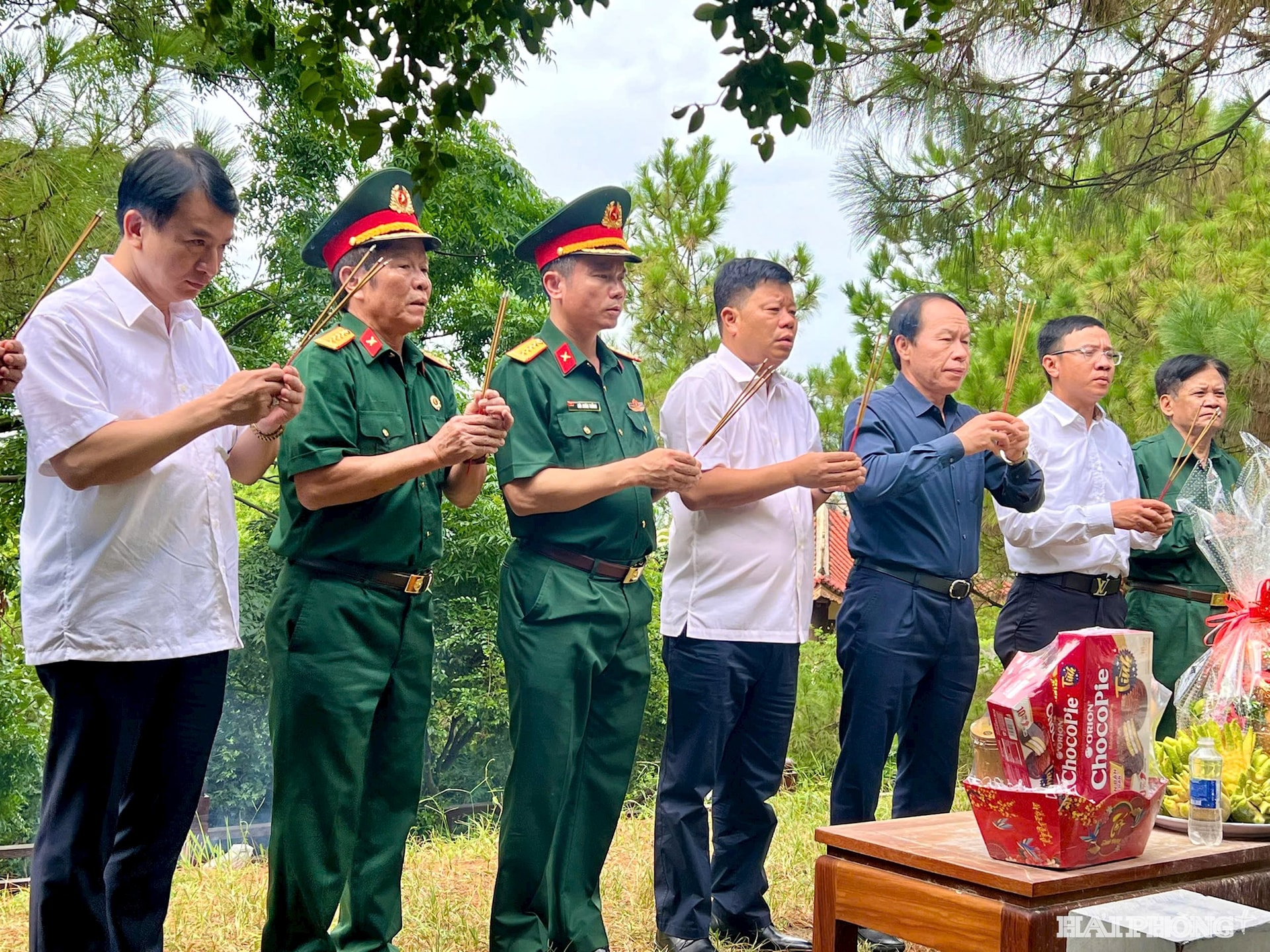 Đồng chí Lê Tiến Châu, Ủy viên Trung ương Đảng, Bí thư Thành uỷ, Trưởng Đoàn đại biểu Quốc hội thành phố Hải Phòng và các đồng chí lãnh đạo dâng hương tại mộ Đại tướng Võ Nguyên Giáp
