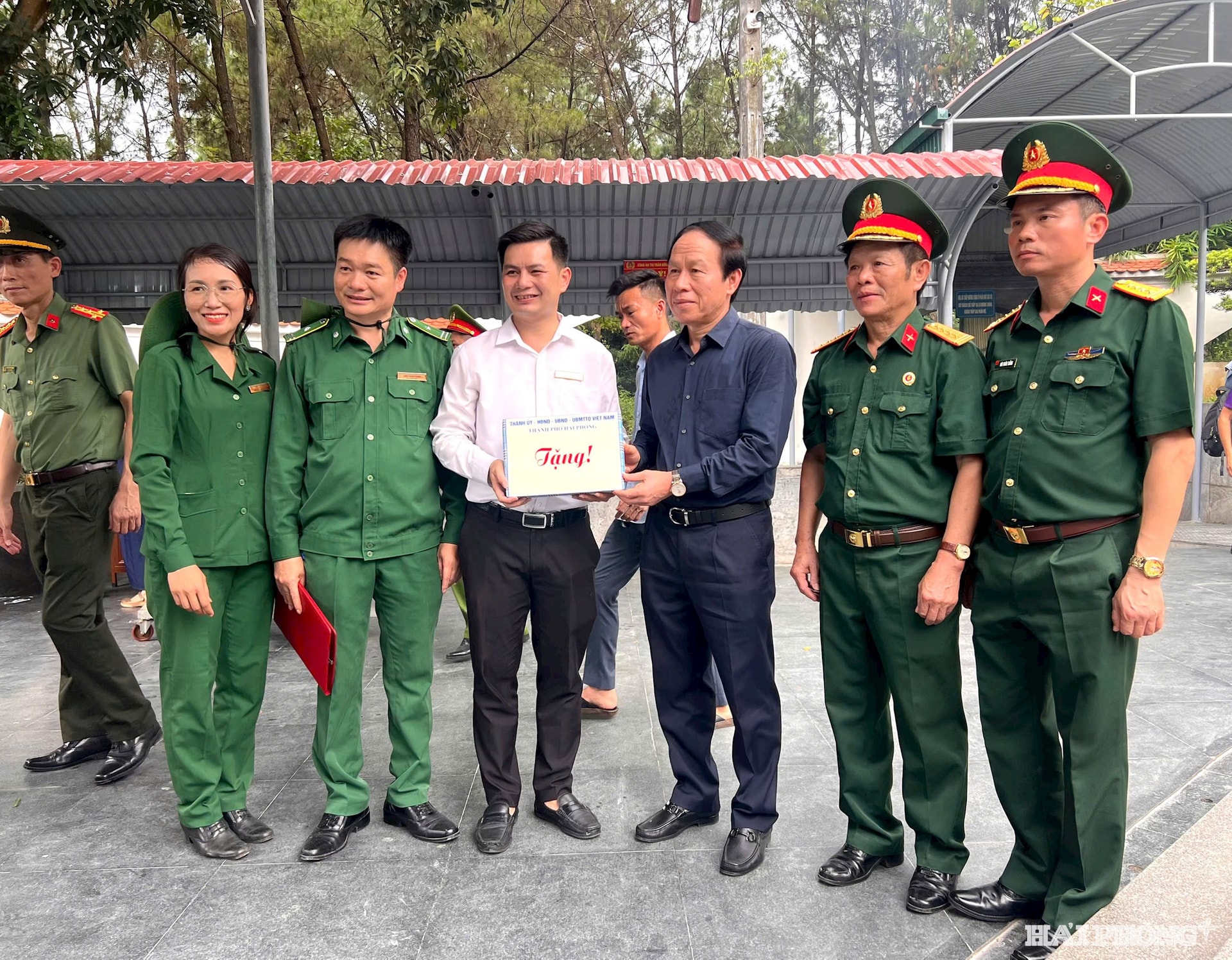 Đồng chí Bí thư Thành uỷ Lê Tiến Châu tặng quà động viên Ban quản lý Khu di tích lịch sử cấp quốc gia đặc biệt Ngã ba Đồng Lộc