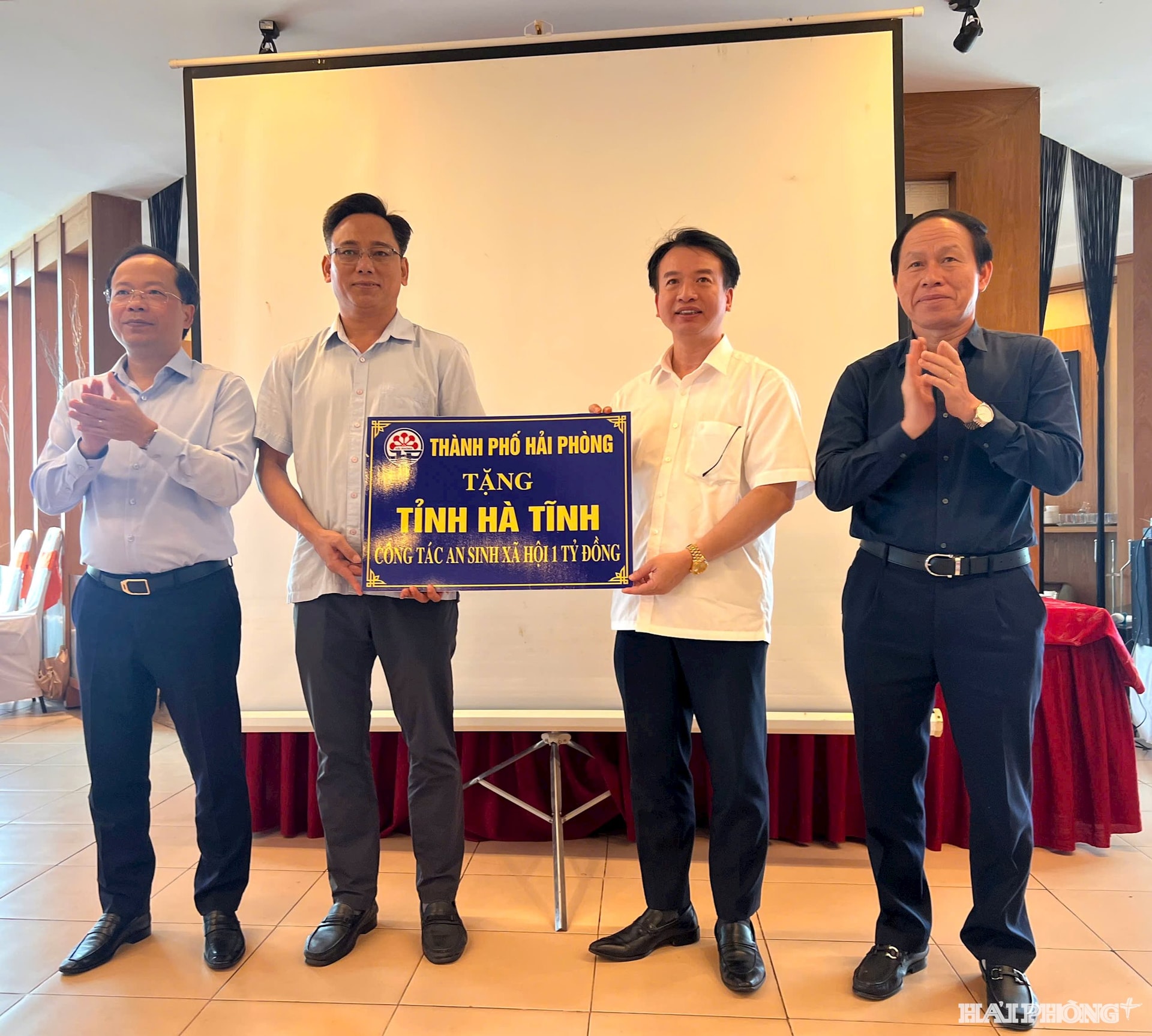 Đoàn công tác của thành phố Hải Phòng tặng tỉnh Hà Tĩnh 1 tỷ đồng góp phần cùng địa phương thực hiện công tác an sinh xã hội