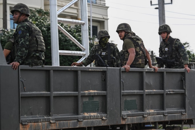 Xe tải quân sự chở binh sĩ Quân đội Hoàng gia Thái Lan tại tỉnh Si Sa Ket, ngày 26/7. Ảnh: AFP