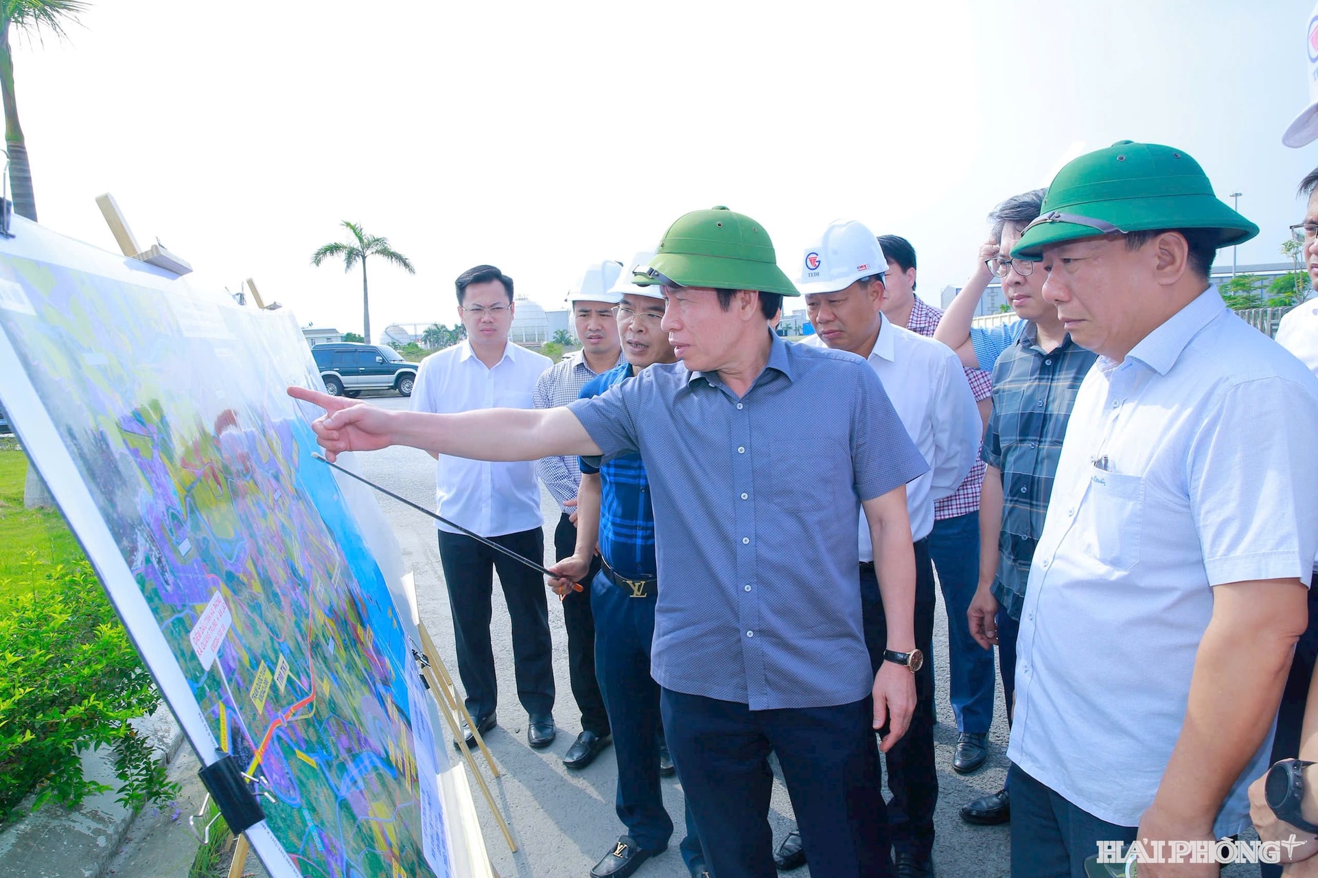 Đồng chí Bí thư Thành ủy Hải Phòng Lê Tiến Châu kiểm tra thực địa công tác giải phóng mặt bằng dự án đầu tư xây dựng tuyến đường sắt Lào Cai - Hà Nội - Hải Phòng. Ảnh: DUY THÍNH