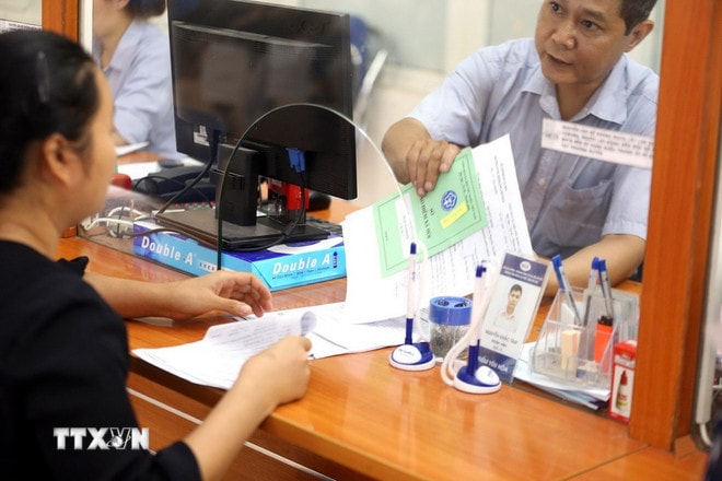 Lao động nộp hồ sơ để hưởng bảo hiểm thất nghiệp. (Ảnh: Anh Tuấn/TTXVN) ttxvn-bao-hiem-that-nghiep.jpg
