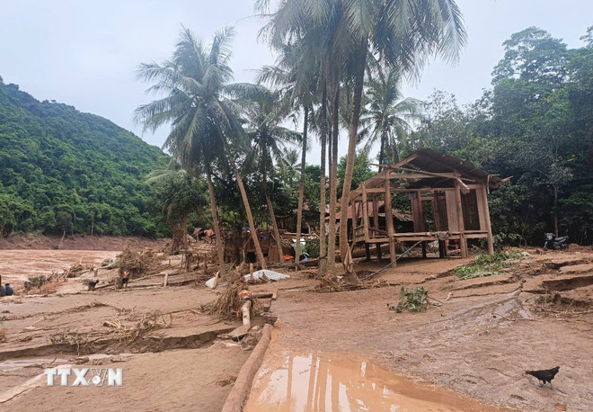 Nhà cửa bị hư hại, khung cảnh bản làng Cha Nga bị biến dạng, sạt lở khi lũ dữ quét qua. (Ảnh: TTXVN phát) ttxvn-mua-lu-nghe-an-cha-nga-4.jpg