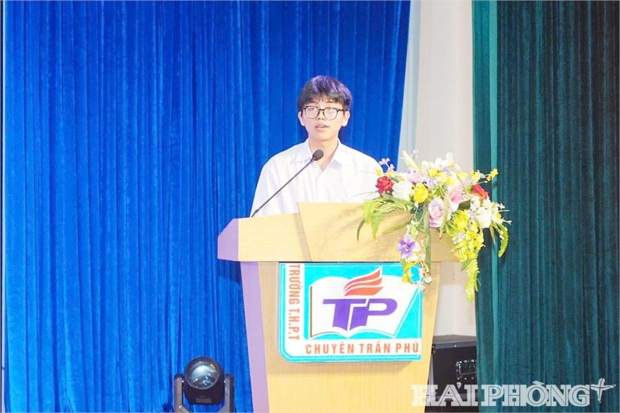  Em Nguyễn Hữu Thành, học sinh Trường THPT chuyên Trần Phú xuất sắc mang tấm huy chương bạc về cho thành phố Hải Phong