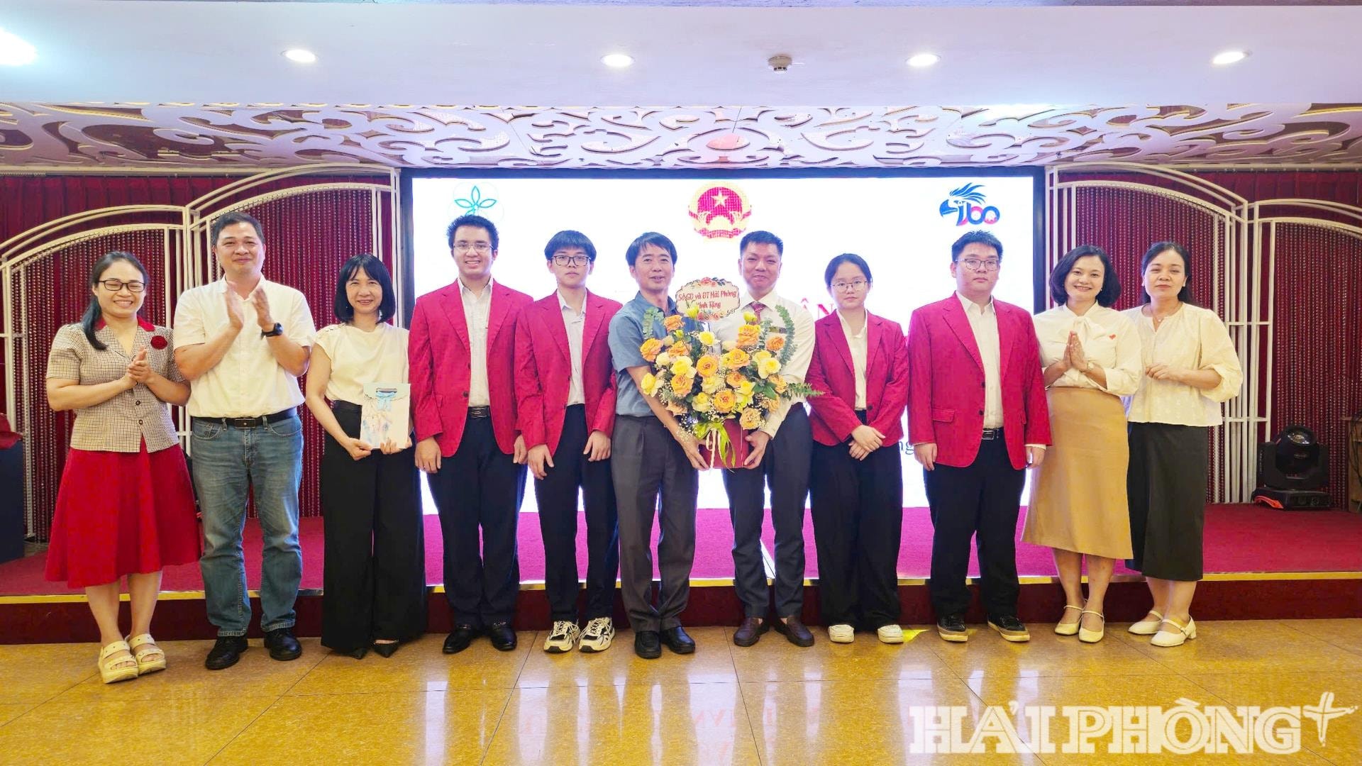  Đồng chí Đỗ Duy Hưng, Phó giám đốc Sở Giáo dục và Đào tạo thành phố Hải Phòng tặng hoa chúc mừng đội tuyển tại lễ xuất quân của đội tuyển Việt Nam