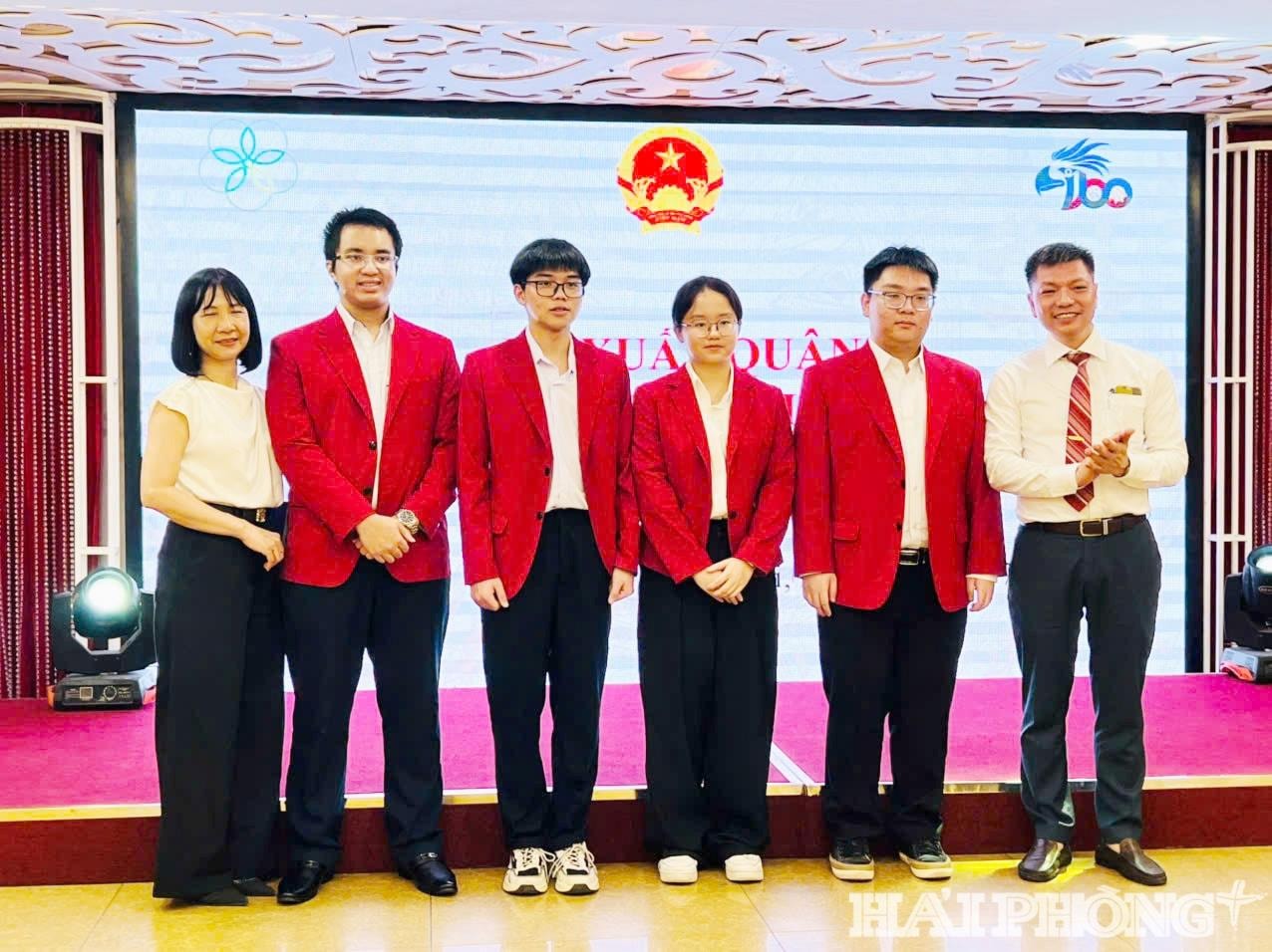  Em Nguyễn Hữu Thành (thứ 3, từ trái qua) cùng các thành viên đội tuyển sinh học quốc gia (áo đỏ)
