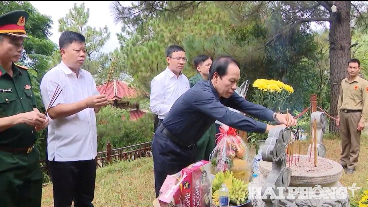 Đồng chí Lê Tiến Châu, Ủy viên Trung ương Đảng, Bí thư Thành uỷ, Trưởng Đoàn đại biểu Quốc hội thành phố Hải Phòng và các đồng chí lãnh đạo dâng hương tại mộ Đại tướng Võ Nguyên Giáp