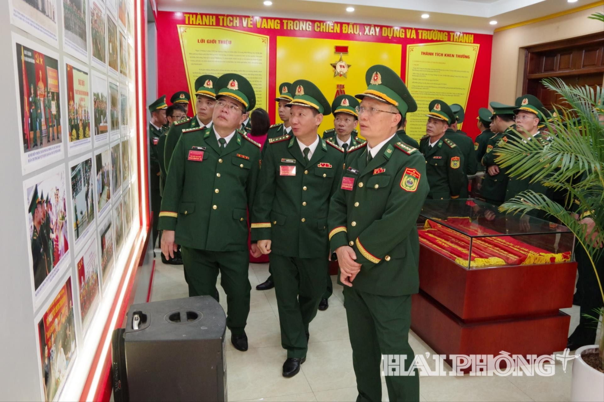 anh-2-cac-dai-bieu-tham-quan-phong-truyen-thong(1).jpg