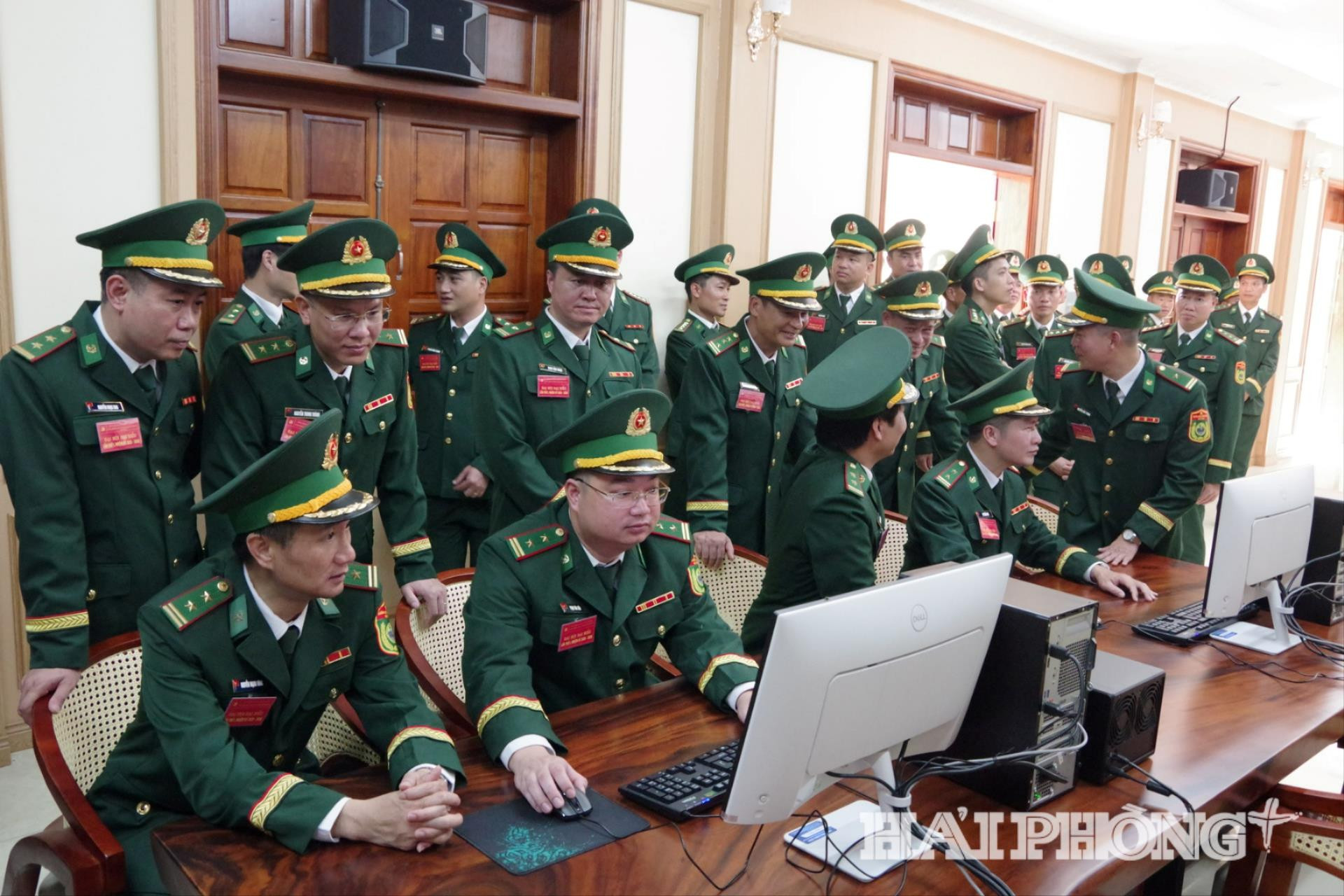 anh-4-cac-dai-bieu-tham-quan-phong-thu-vien-nha-van-hoa(1).jpg