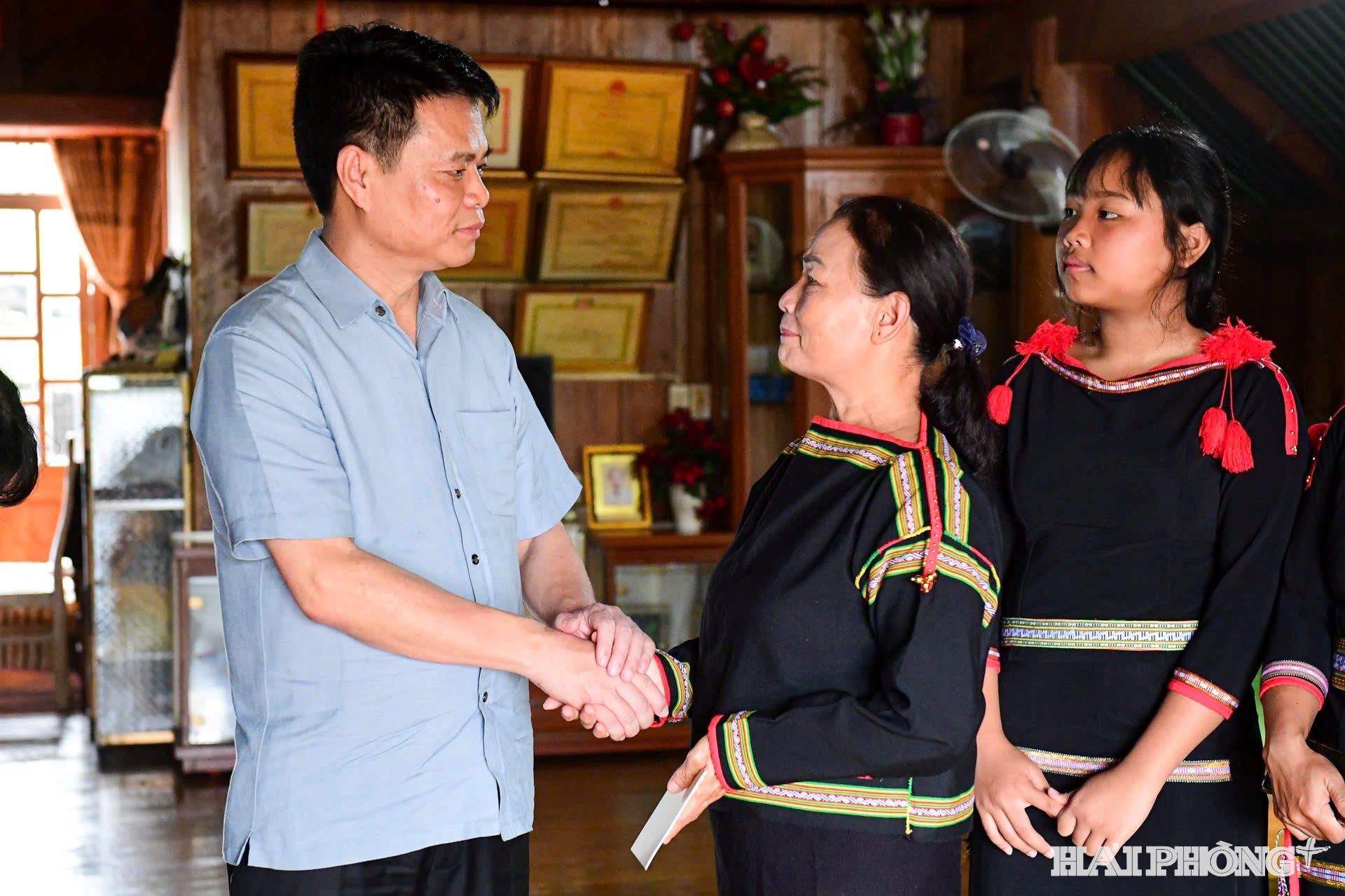 Đồng chí Lê Ngọc Châu, Phó Bí thư Thành ủy, Chủ tịch UBND TP Hải Phòng trở lại thăm hỏi thân nhân các liệt sĩ đã hy sinh trong vụ khủng bố tại Đắk Lắk