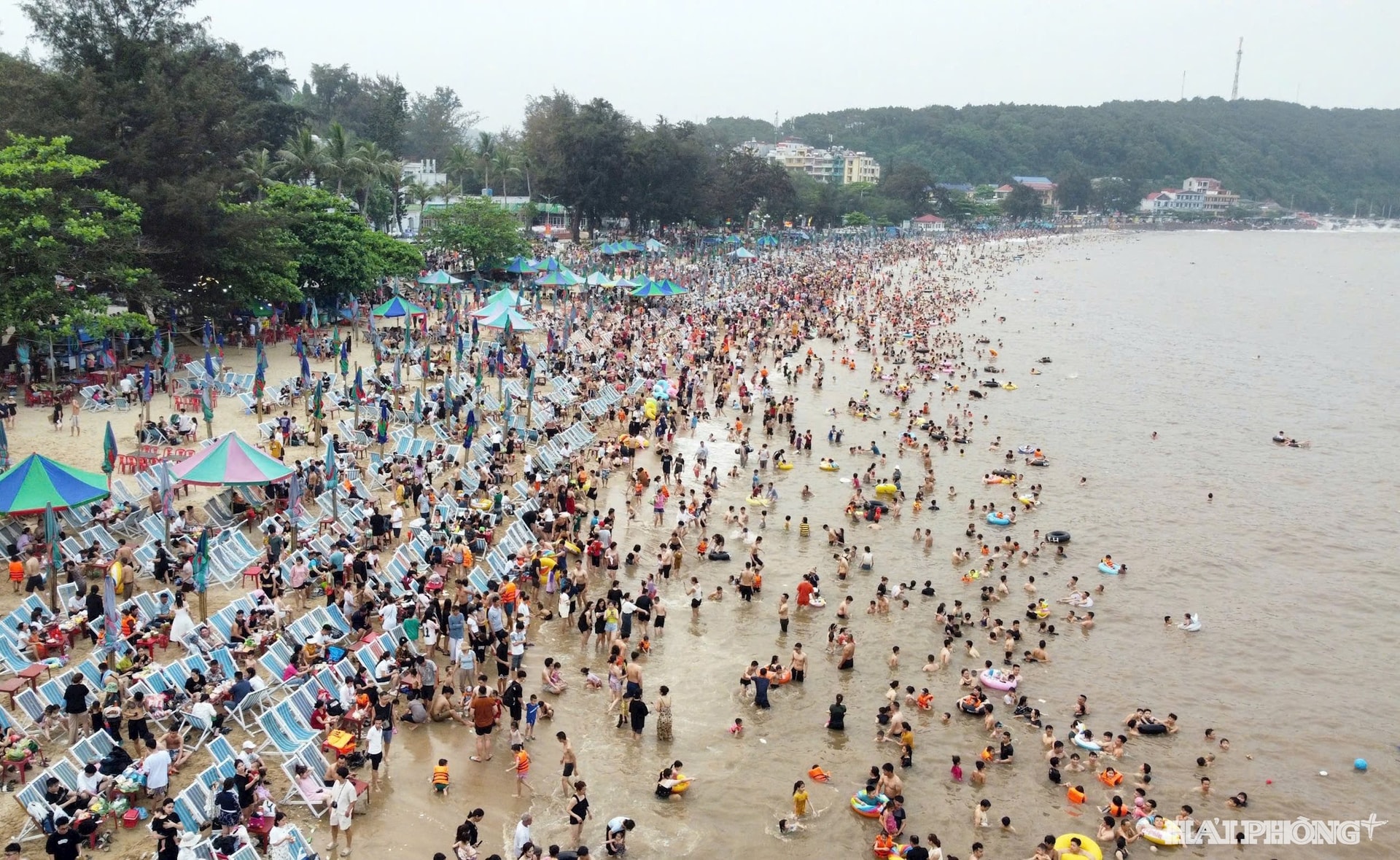 Hè này, người dân ở phía tây thành phốcó xu hướng di chuyển về phía Đông Hải Phòng để du lịch, nghỉ dưỡng. Ảnh: PHAN TUẤN