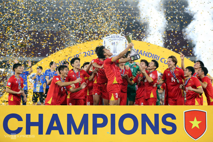 Cầu thủ Việt Nam trong khoảnh khắc nâng cup vô địch U23 Đông Nam Á 2025 trên sân Gelora Bung Karno, Jakarta, Indonesia tối 29/9. Ảnh: Hai Tư