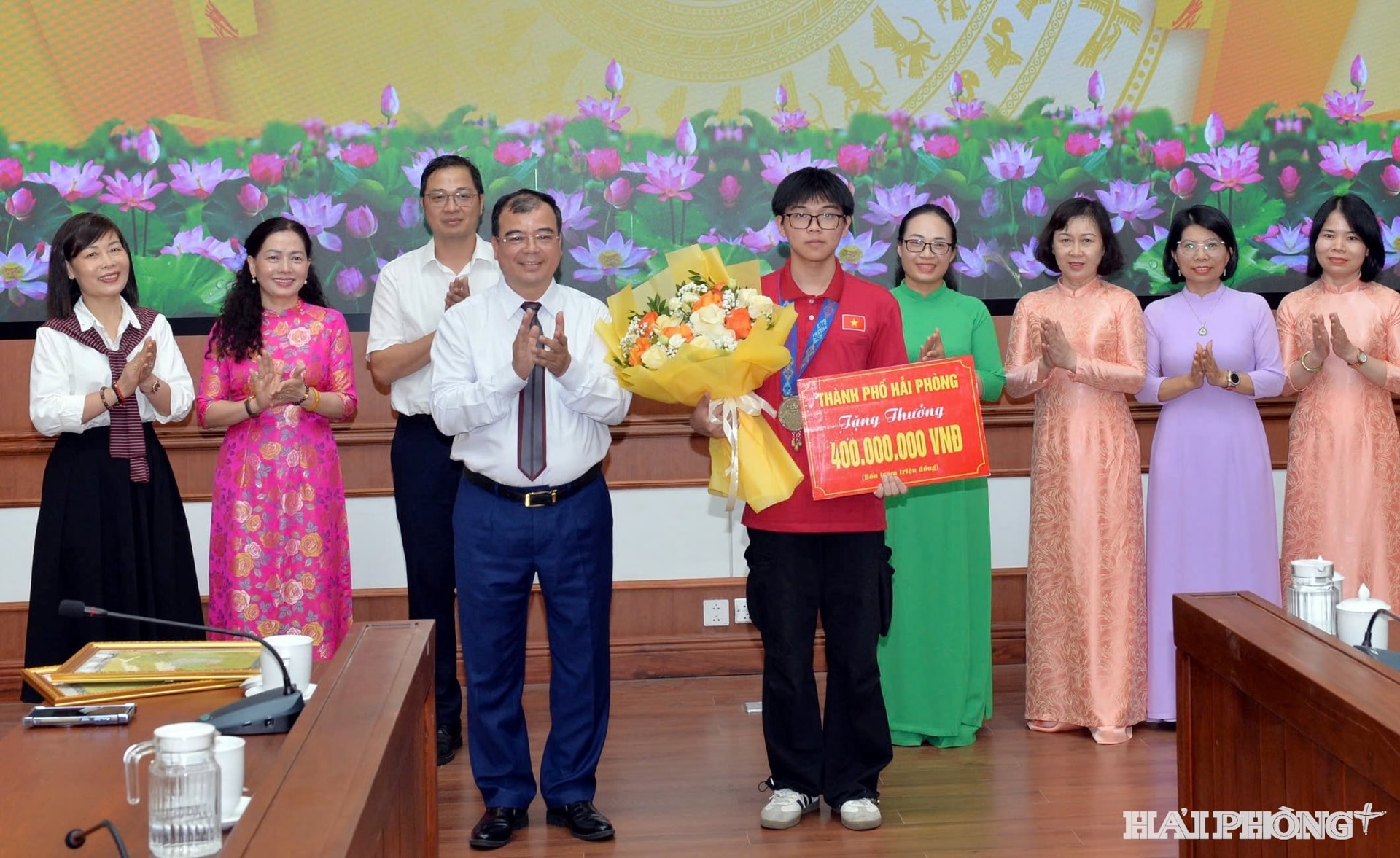 Đồng chí Nguyễn Minh Hùng, Phó Chủ tịch UBND thành phố trao phần thưởng, chúc mừng em Nguyễn Hữu Thành
