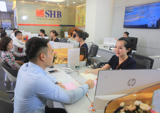 Lãnh đạo SHB chia sẻ việc chia cổ tức cổ phiếu là cách tối ưu để tăng vốn điều lệ mà không cần huy động ngoài đồng thời đảm bảo lợi ích cổ đông hiện hữu và nâng cao năng lực tài chính để mở rộng tín dụng. (Ảnh: Vietnam+) giao-dich.jpg