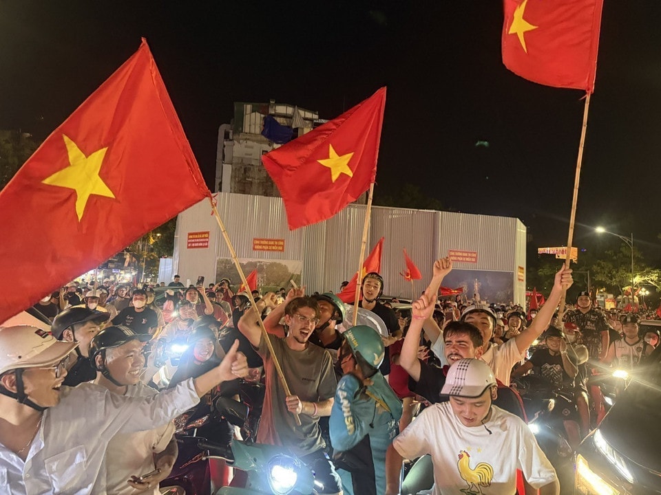 Moments after the final whistle, crowds of Hanoi residents pour onto the streets to celebrate the win. Waving national flags and chanting slogans, fans form motorcades across major roads and gathered in central areas such as Dong Kinh Nghia Thuc Square to share in the jubilant atmosphere. (Photo: VNA)