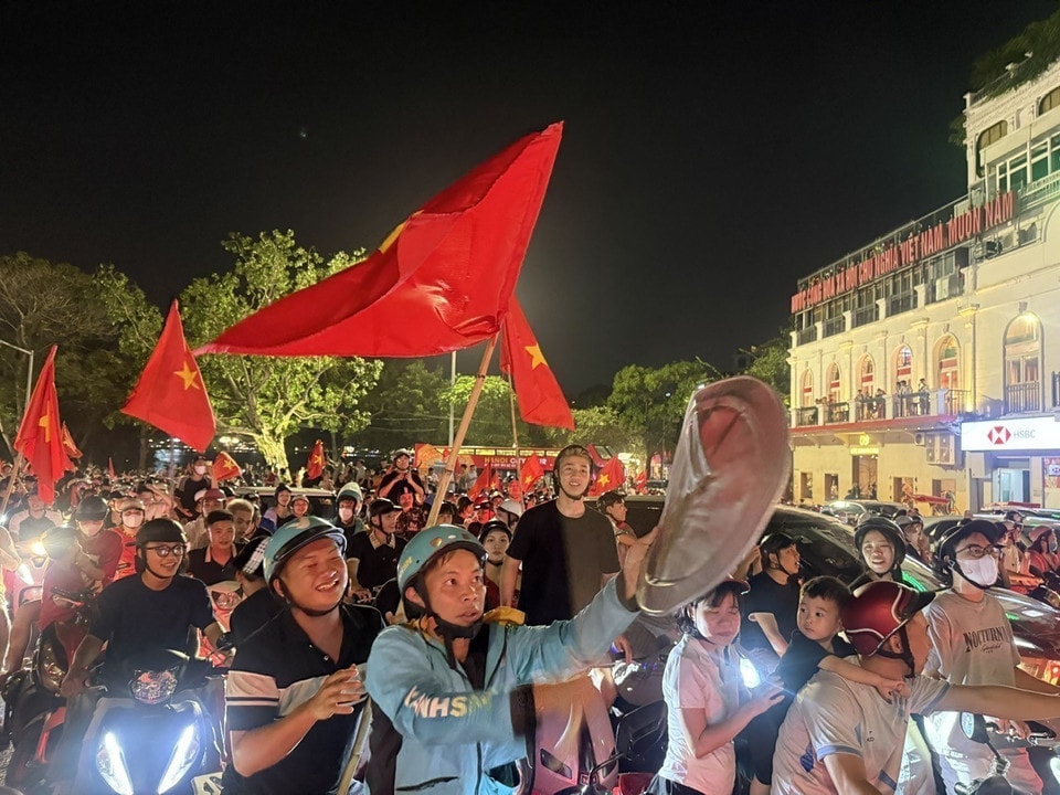 Fans celebrate on Hanoi’s main roads after the final. (Photo: VNA)