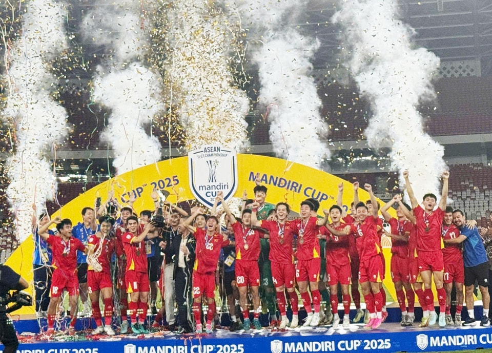Vietnam U23 players lift the 2025 AFF U23 Championship trophy at Gelora Bung Karno Stadium. (Photo: VNA)