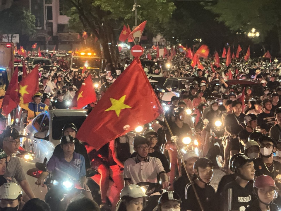 People take to Hanoi streets waving the national flag in celebration of the victory. (Photo: VNA)