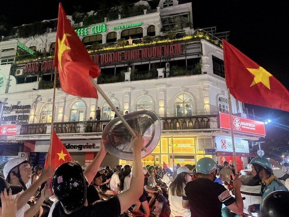 Fans celebrate on Hanoi’s main roads after the final. (Photo: VNA)