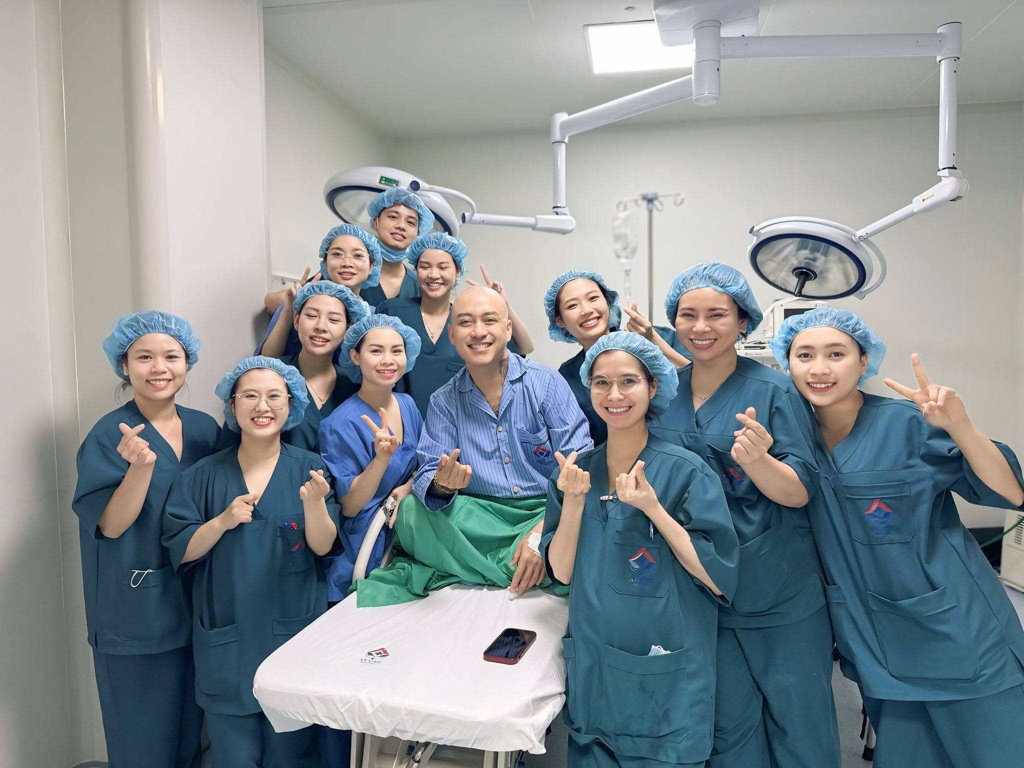 Tuấn Hưng nhập viện để làm tiểu phẫu.