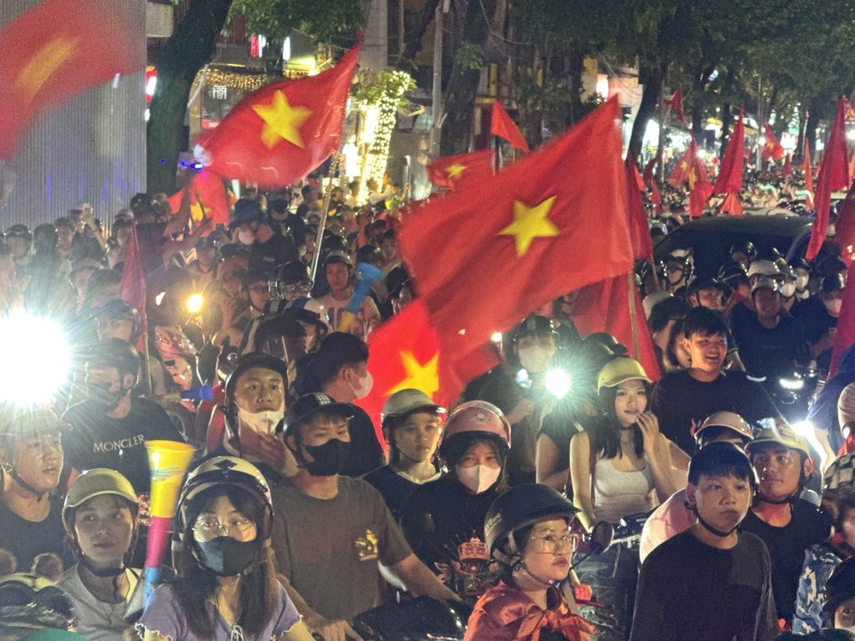 Hanoians take to the streets to celebrate Vietnam’s U23 ASEAN Championship victory. (Photo: VNA)