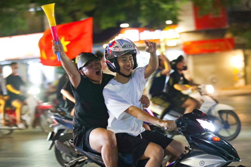 Fans celebrate on Hanoi’s main roads after the final. (Photo: VNA)