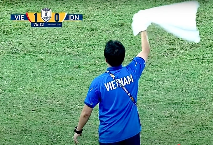 HLV thể lực Yoon Dong-hun vẫy khăn trắng ở phút 77 trận Việt Nam thắng Indonesia 1-0 ở chung kết U23 Đông Nam Á 2025, trên sân Gelora Bung Karno, Indonesia, ngày 29/7/2025. Ảnh: Chụp màn hình