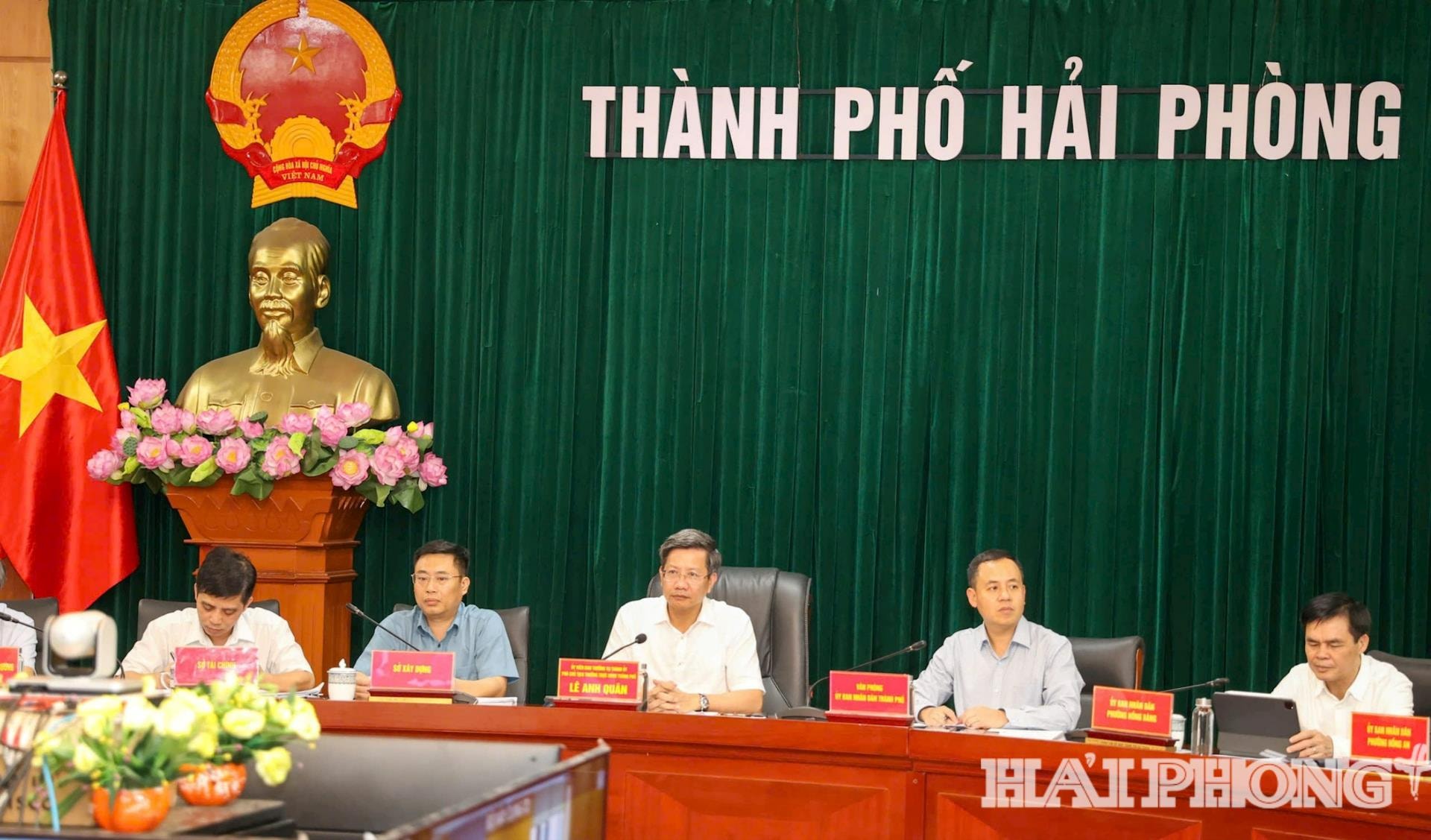 Đồng chí Lê Anh Quân, Phó hủ tịch Thường trực UBND thành phố chủ trì cuộc họp tại điểm cầu thành phố