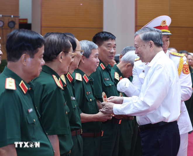 Tổng Bí thư Tô Lâm với các tướng lĩnh, Anh hùng lực lượng vũ trang nhân dân. (Ảnh: Thống Nhất/TTXVN) ttxvn-tong-bi-thu-to-lam-gap-mat-dai-bieu-co-cong-voi-voi-cach-mang-3107-5.jpg