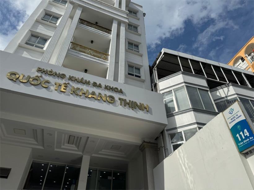 Mới đây, phòng Kiểm tra – Pháp chế (Sở Y tế Thành phố Hồ Chí Minh) vừa phối hợp với Công an Thành phố Hồ Chí Minh và UBND phường Cầu Ông Lãnh kiểm tra đột xuất Phòng khám Đa khoa Khang Thịnh (số 114 Trần Đình Xu, TPHCM) sau phản ánh của người dân từ Cổng thông tin 1022 của thành phố. (Ảnh: Sở Y tế Thành phố Hồ Chí Minh)