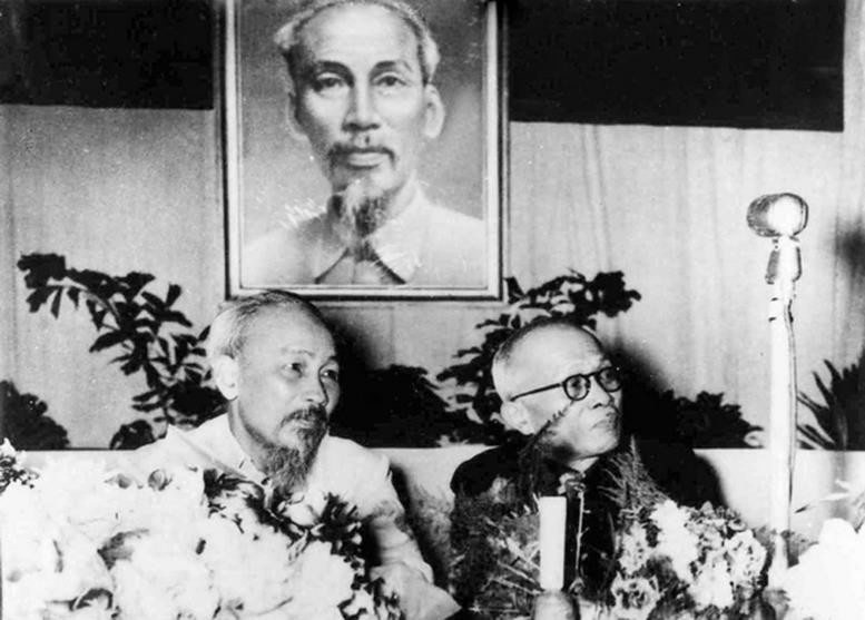 Bác Hồ và Bác Tôn tại kỳ họp thứ 6 Quốc hội khoá I (từ ngày 29/12/1956 đến 25/1/1957). (Ảnh: Báo Chính phủ)