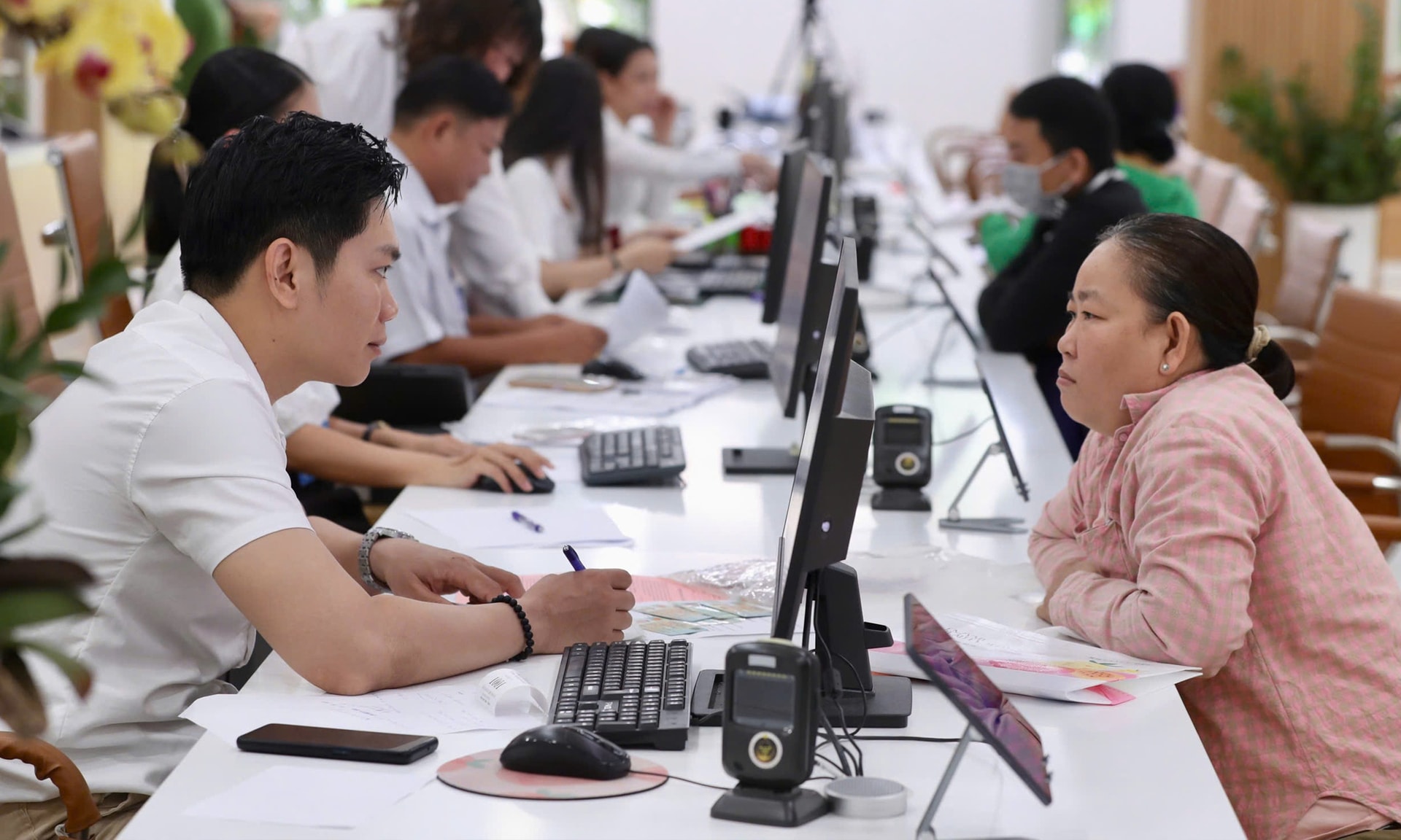 Người dân đến giải quyết thủ tục hành chính tại Trung tâm Phục vụ hành chính công phường Bình Tiên, TP.HCM. (Ảnh: NLĐ)