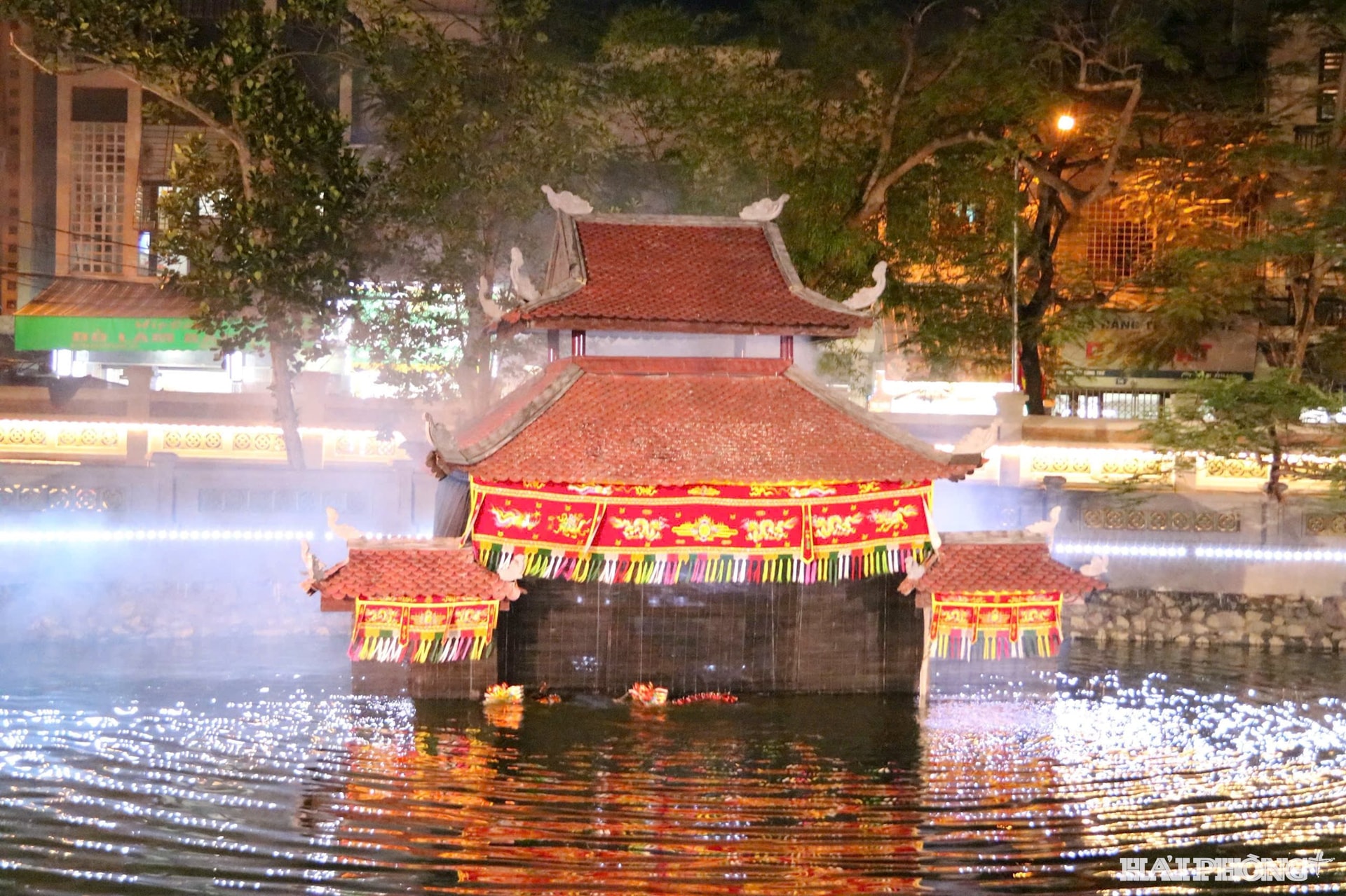 Du khách còn có thể xem múa rối nước tại tour đêm 