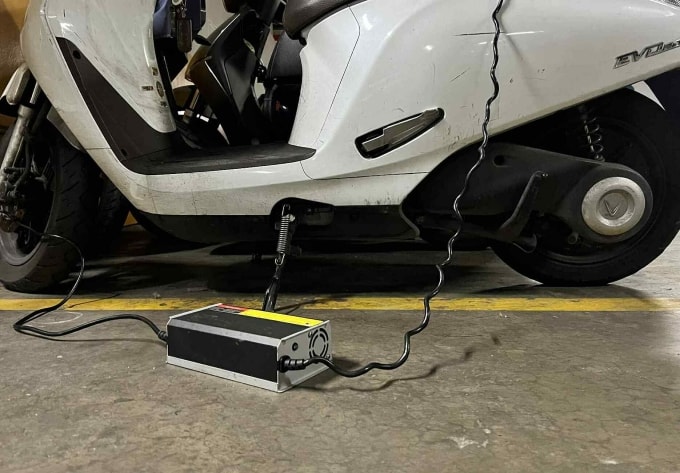 Adapter sạc của xe máy điện VinFast Evo200, các rãnh hình tròn là nơi thoát gió quạt tản nhiệt. Ảnh: Phạm Hải