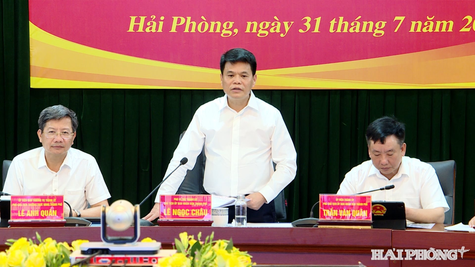 Đồng chí Chủ tịch UBND thành phố Lê Ngọc Châu phát biểu chỉ đạo tại phiên họp