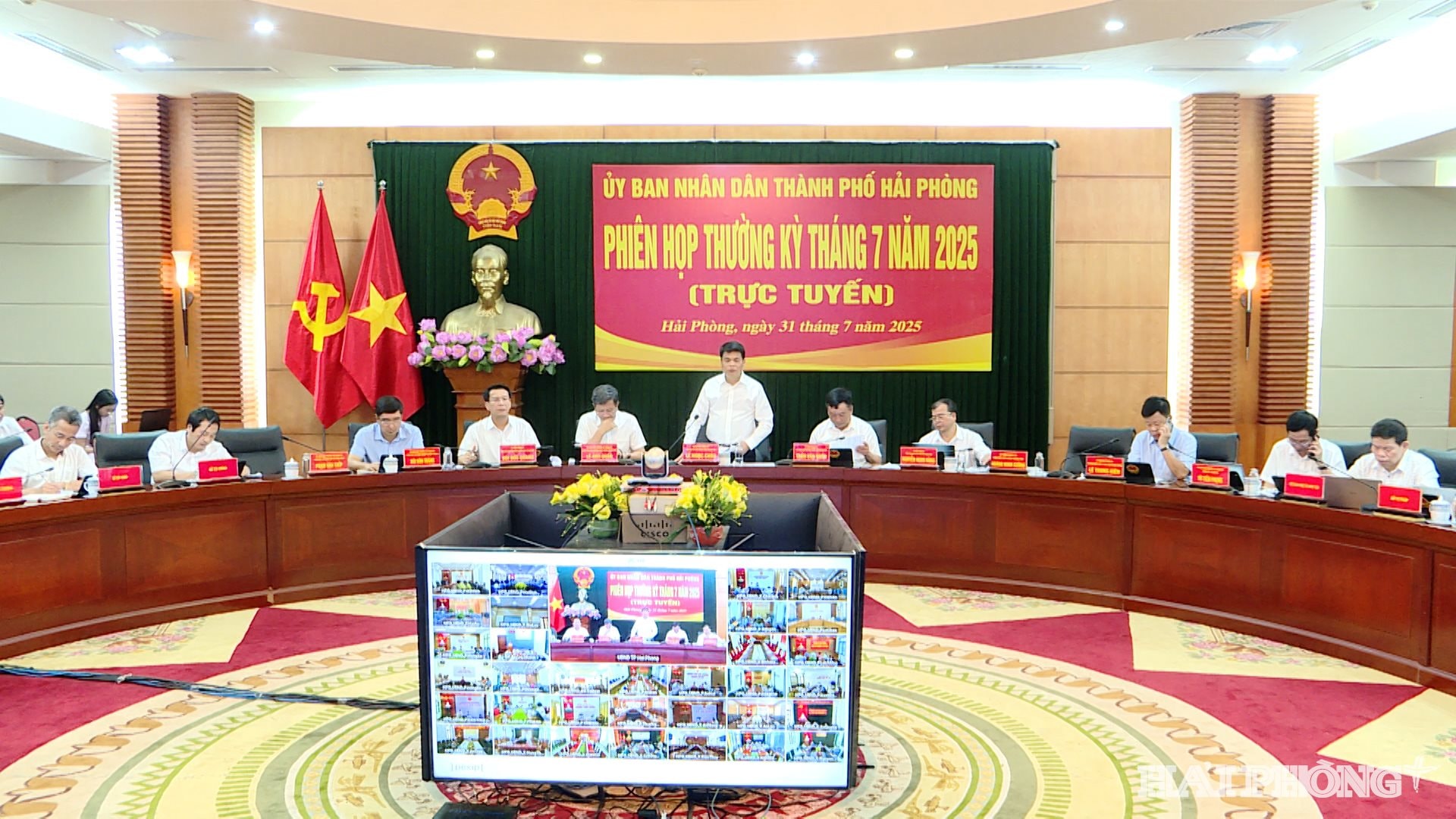 Quang cảnh phiên họp