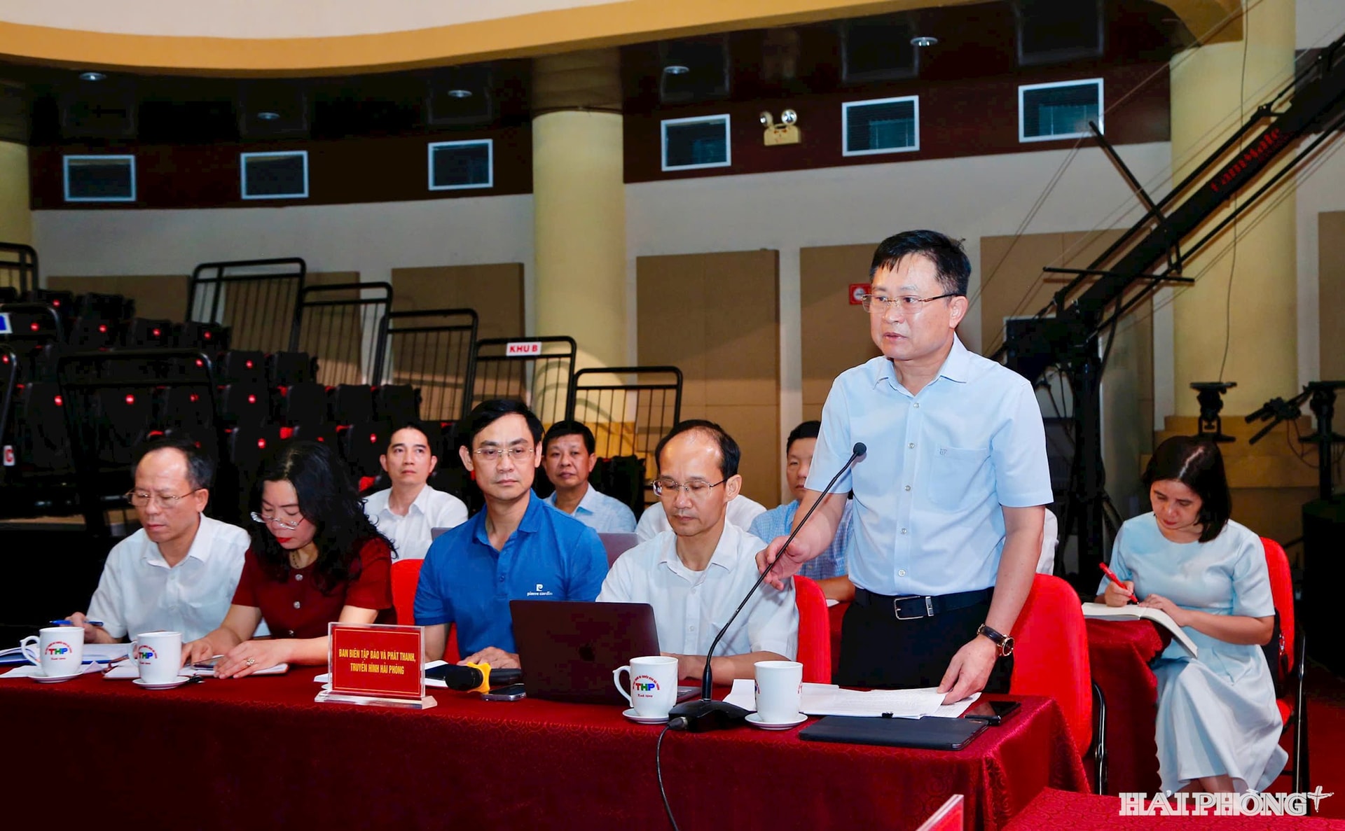 Đồng chí Phạm Văn Tuấn, Tổng biên tập Báo và phát thanh, truyền hình Hải Phòng báo cáo về hoạt động của đơn vị sau khi sáp nhập