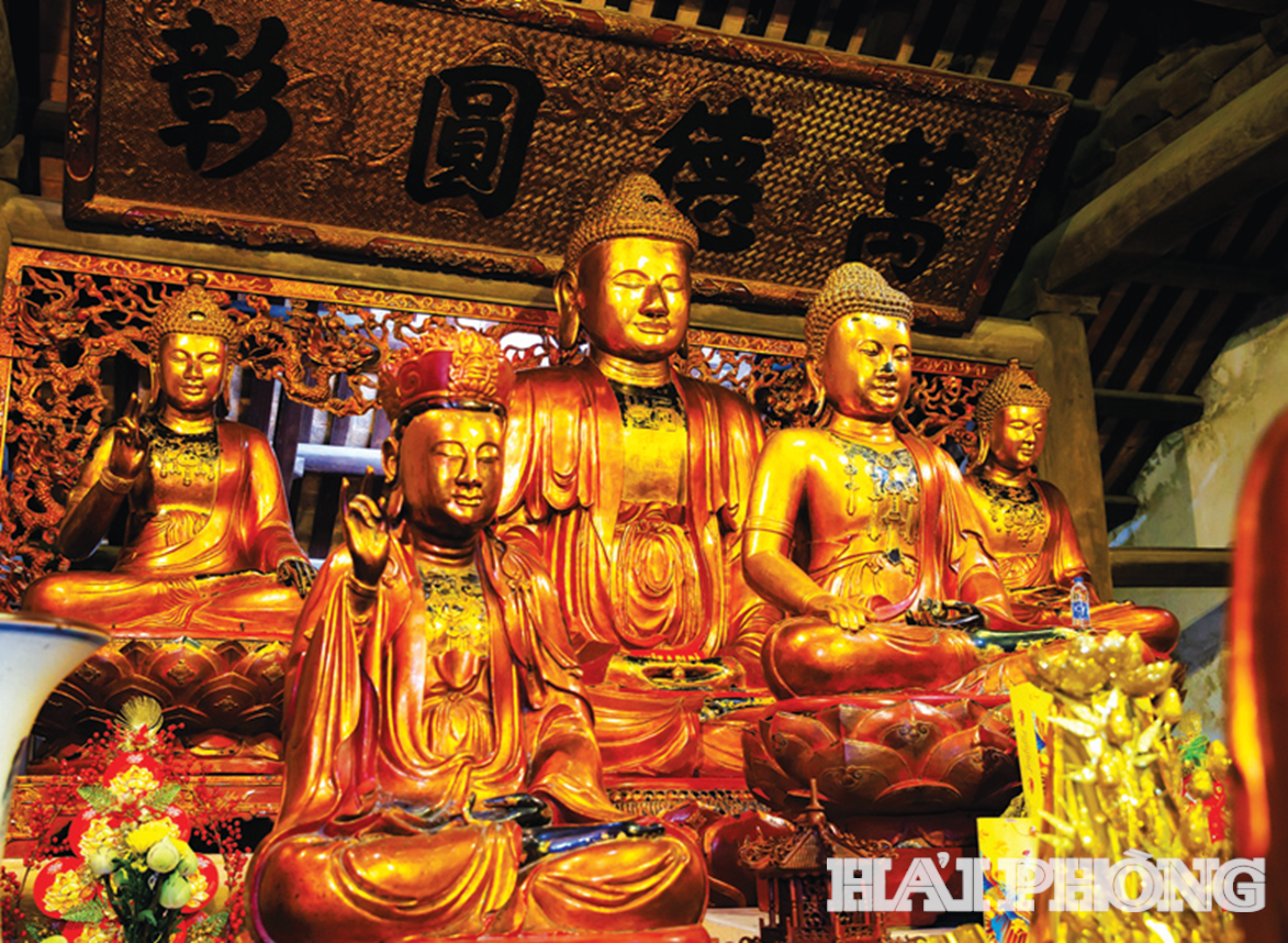 Bộ tượng Tam Thế Phật chùa Côn Sơn là một trong 2 bảo vật Quốc gia đang được lưu giữ tại đây