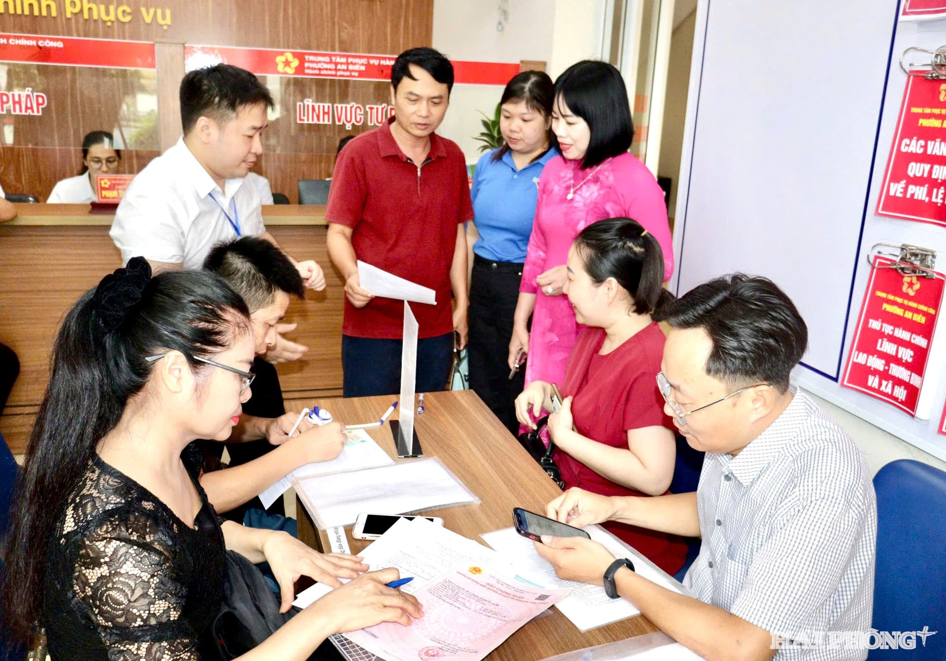 Cán bộ hướng dẫn người dân làm thủ tục hành chính tại Trung tâm Phục vụ hành chính công phường An Biên