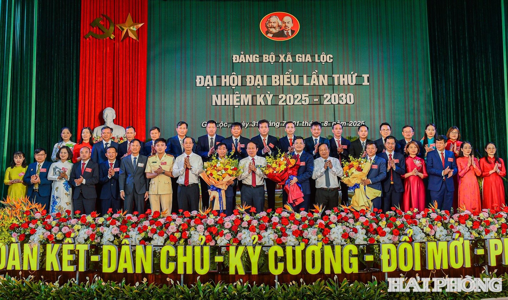 Các đồng chí lãnh đạo thành phố Hải Phòng tặng hoa chúc mừng Ban Chấp hành Đảng bộ xã Gia Lộc nhiệm kỳ 2025 - 2030