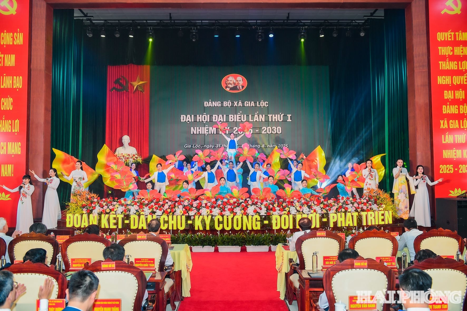 Nhà hát Nghệ thuật đương đại Hải Phòng biểu diễn nhiều tiết mục đặc sắc chúc mừng Đại hội